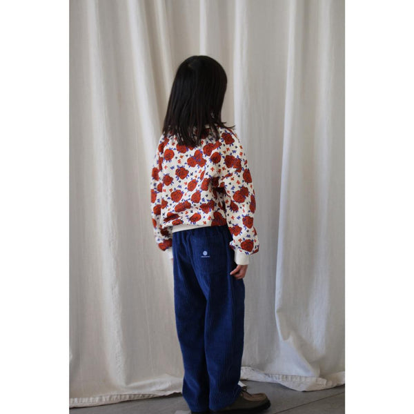 Rode meisjessweater met groot bloemenpatroon, gemaakt van 100% biologisch katoen uit de Sweet World collectie van We Are Kids. | Verkrijgbaar bij Little Fashion Addict