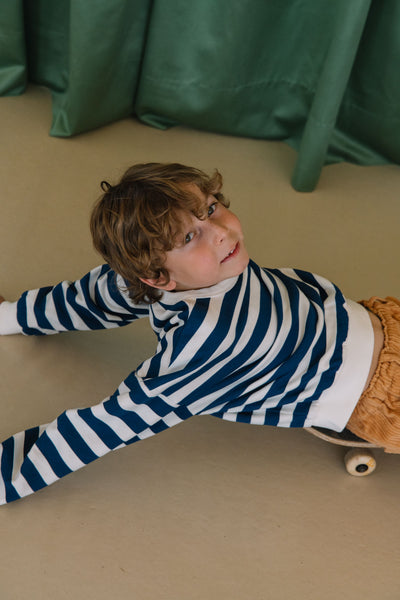 Blauw-wit gestreepte jongenssweater van We Are Kids met rood detail vooraan. | Sweat Tony Blue Stripes van We Are Kids