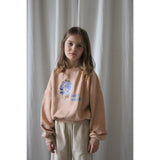 Lichtroze meisjessweater met 'Sweet World' print van We Are Kids | Verkrijgbaar bij Little Fashion Addict
