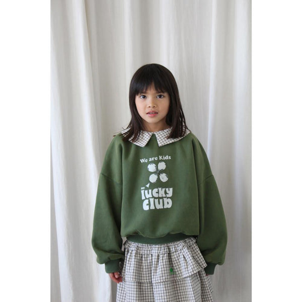 Donkergroene meisjessweater met witte "Lucky Club" print uit de collectie Sweet World van We Are Kids | Verkrijgbaar bij Little Fashion Addict