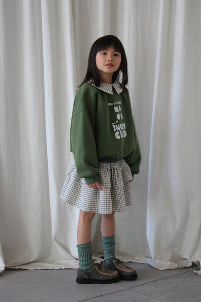 Donkergroene meisjessweater met witte "Lucky Club" print uit de collectie Sweet World van We Are Kids | Verkrijgbaar bij Little Fashion Addict