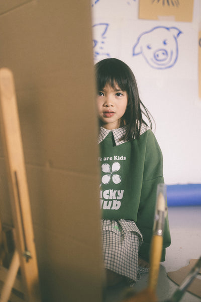 Donkergroene meisjessweater met witte "Lucky Club" print uit de collectie Sweet World van We Are Kids | Verkrijgbaar bij Little Fashion Addict