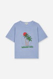 We Are Kids Tee Dylan Blue Sky Island Life – Unisex T-shirt met tropische print van palmbomen en 'Island Life' tekst voor jongens en meisjes | Verkrijgbaar bij Little Fashion Addict