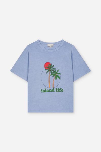 We Are Kids Tee Dylan Blue Sky Island Life – Unisex T-shirt met tropische print van palmbomen en 'Island Life' tekst voor jongens en meisjes | Verkrijgbaar bij Little Fashion Addict