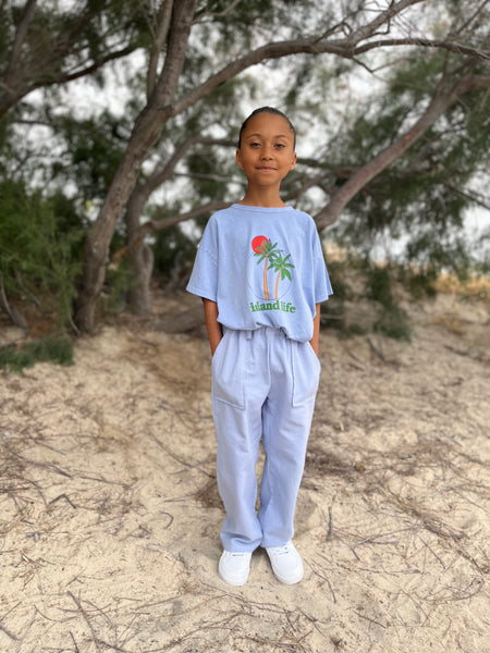 We Are Kids Tee Dylan Blue Sky Island Life – Unisex T-shirt met tropische print van palmbomen en 'Island Life' tekst voor jongens en meisjes | Verkrijgbaar bij Little Fashion Addict