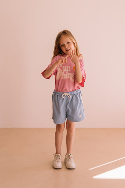 T-shirt Dylan Pink Sunshine van We are Kids met sunshine-print voor meisjes. | Tee Dylan Pink Sunshine van We Are Kids - Verkrijgbaar bij Little Fashion Addict.