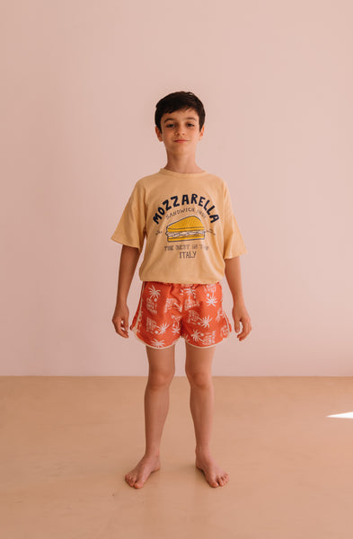 T-shirt Dylan Sand Mozzarella van We are Kids met mozzarella-print voor jongens. | Tee Dylan Sand Mozzarella van We Are Kids - Verkrijgbaar bij Little Fashion Addict.