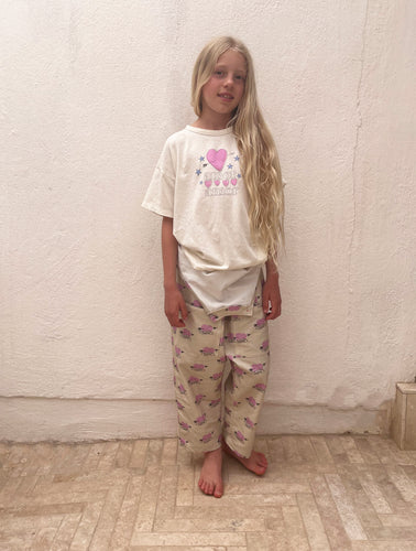 We Are Kids T-shirt coconut 'Amor' – Speels T-shirt voor meisjes in coconut kleur met roze hart en sterren, gemaakt van biologisch katoen | Verkrijgbaar bij Little Fashion  Addict