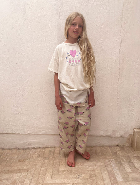 We Are Kids T-shirt coconut 'Amor' – Speels T-shirt voor meisjes in coconut kleur met roze hart en sterren, gemaakt van biologisch katoen | Verkrijgbaar bij Little Fashion  Addict