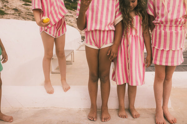 we are kids jordan organic sponge t-shirt candy pink – vrolijk t-shirt voor meisjes in candy pink, gemaakt van biologisch katoen | Verkrijgbaar bij Little Fashion Addict