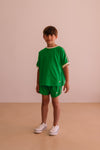 T-shirt Tee Taylor Vibrant Green van We Are Kids voor jongens met groene short. | Tee Taylor Vibrant Green van We Are Kids - Verkrijgbaar bij Little Fashion Addict.