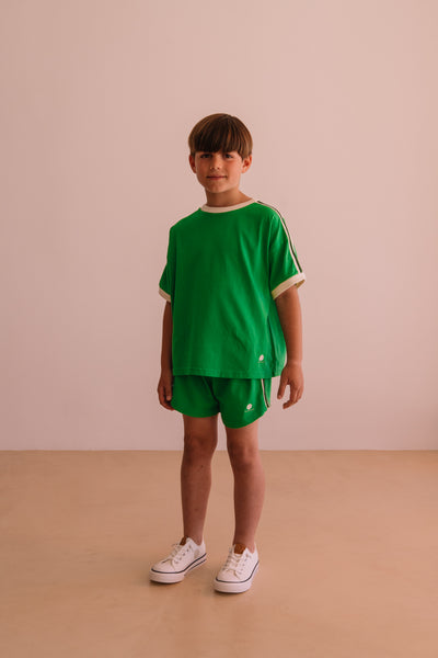 T-shirt Tee Taylor Vibrant Green van We Are Kids voor jongens met groene short. | Tee Taylor Vibrant Green van We Are Kids - Verkrijgbaar bij Little Fashion Addict.