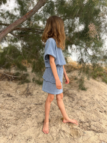 We Are Kids Bree Organic Sponge Topje Grey Blue – Meisjes topje van biologisch katoen, grijsblauw van kleur, met spongy textuur | Verkrijgbaar bij Little Fashion Addict
