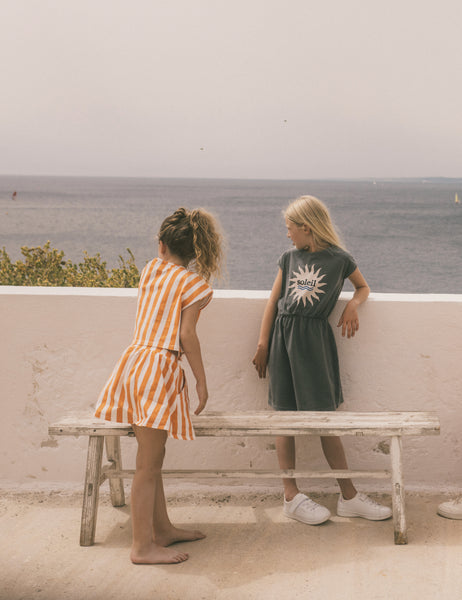 We Are Kids Top Jodie Oranje Strepen – Vrolijk topje voor meisjes in oranje en witte strepen, gemaakt van biologisch katoen | Verkrijgbaar bij Little Fashion Addict
