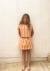 We Are Kids Top Jodie Oranje Strepen – Vrolijk topje voor meisjes in oranje en witte strepen, gemaakt van biologisch katoen | Verkrijgbaar bij Little Fashion Addict
