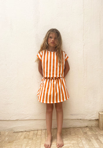 We Are Kids Top Jodie Oranje Strepen – Vrolijk topje voor meisjes in oranje en witte strepen, gemaakt van biologisch katoen | Verkrijgbaar bij Little Fashion Addict
