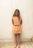 We Are Kids Top Jodie Oranje Strepen – Vrolijk topje voor meisjes in oranje en witte strepen, gemaakt van biologisch katoen | Verkrijgbaar bij Little Fashion Addict
