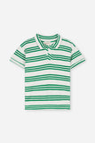 We Are Kids Witte Polo met korte mouwen en groene strepen, gemaakt van zachte 100% biologisch katoenen terry-stof. Voor jongens en meisjes vanaf 4 jaar. Verkrijgbaar bij Littlefashionaddict.