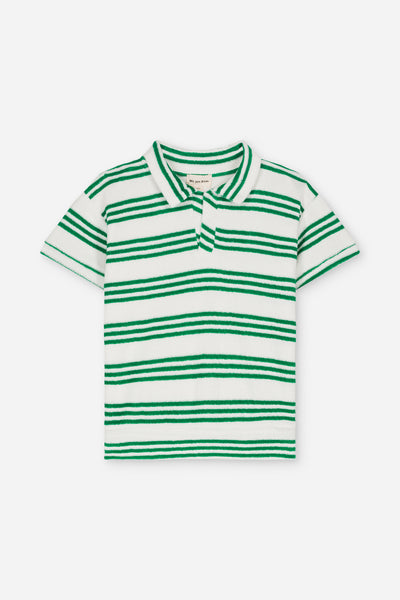 We Are Kids Witte Polo met korte mouwen en groene strepen, gemaakt van zachte 100% biologisch katoenen terry-stof. Voor jongens en meisjes vanaf 4 jaar. Verkrijgbaar bij Littlefashionaddict.