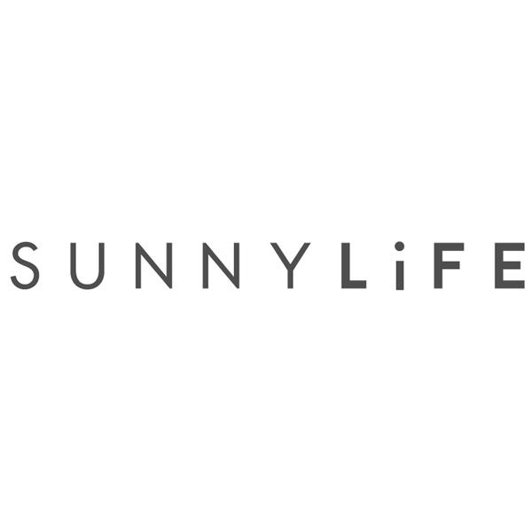 Logo van Sunnylife – Australisch merk voor kleurrijke zomeraccessoires | Verkrijgbaar bij Little Fashion Addict