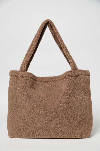 Handgemaakte bruine Teddy Mom Bag van Studio Noos. Gemaakt van zachte teddy stof. Verkrijgbaar bij Littlefashionaddict.