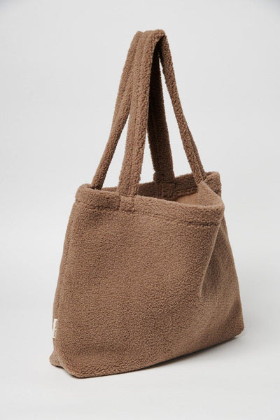 Handgemaakte bruine Teddy Mom Bag van Studio Noos. Gemaakt van zachte teddy stof. Verkrijgbaar bij Littlefashionaddict.