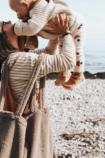 Handgemaakte bruine Teddy Mom Bag van Studio Noos. Gemaakt van zachte teddy stof. Verkrijgbaar bij Littlefashionaddict.