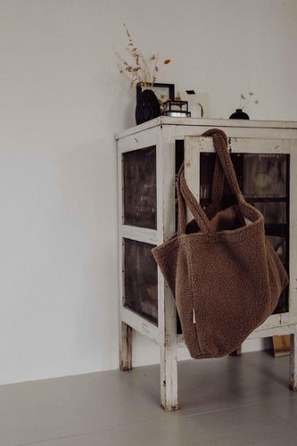 Handgemaakte bruine Teddy Mom Bag van Studio Noos. Gemaakt van zachte teddy stof. Verkrijgbaar bij Littlefashionaddict.