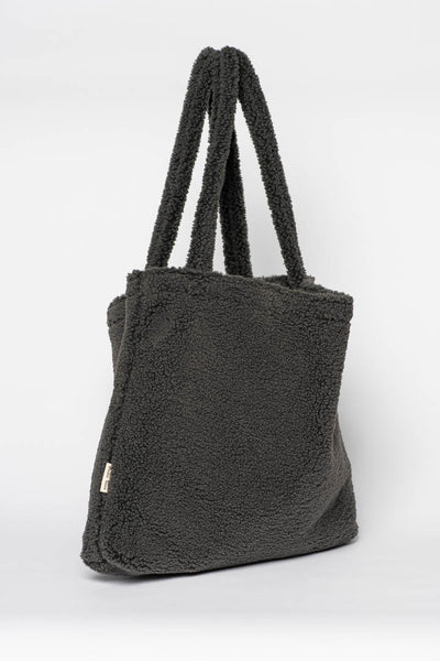 Handgemaakte donkergrijze Teddy Mom Bag van Studio Noos. Gemaakt van zachte teddy stof. Verkrijgbaar bij Littlefashionaddict.